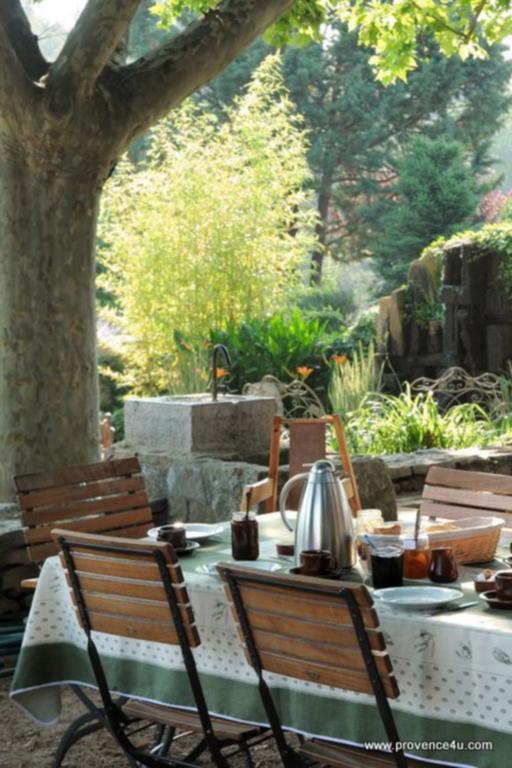 Une Campagne En Provence Bras Zewnętrze zdjęcie
